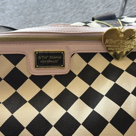 NWOT Betsy Johnson duffle bag. - Picture 2 of 4